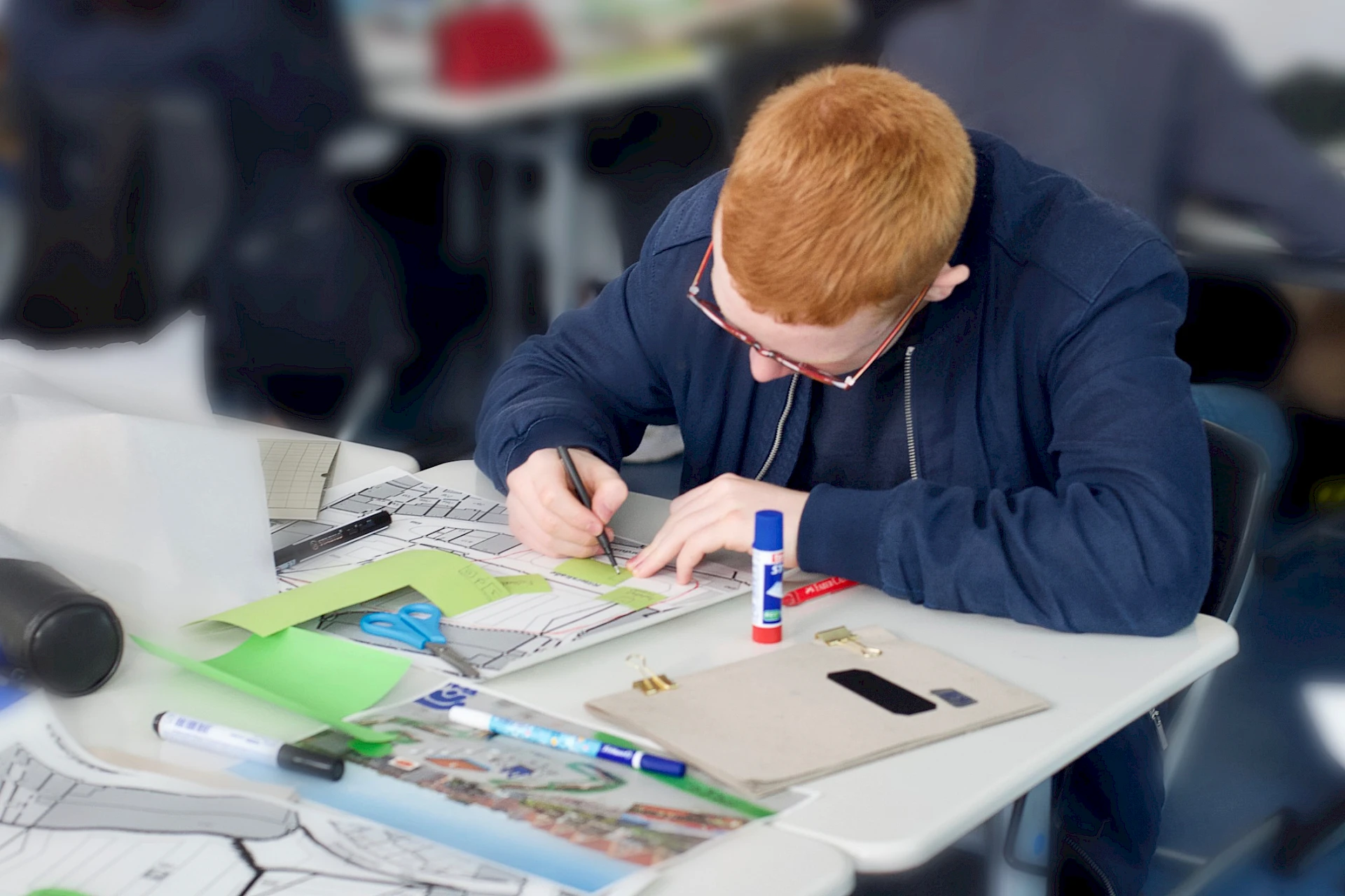 „Wie könnte dieser Platz einmal aussehen?“ – Neben den Mind Maps gestalten die Jugendlichen auch Collagen und übersetzen ihre Ideen damit in Bilder. So entstehen konkrete Visionen aus eigenen Beobachtungen und Gedanken – ein kreativer Zugang zur baukulturellen Gestaltung.