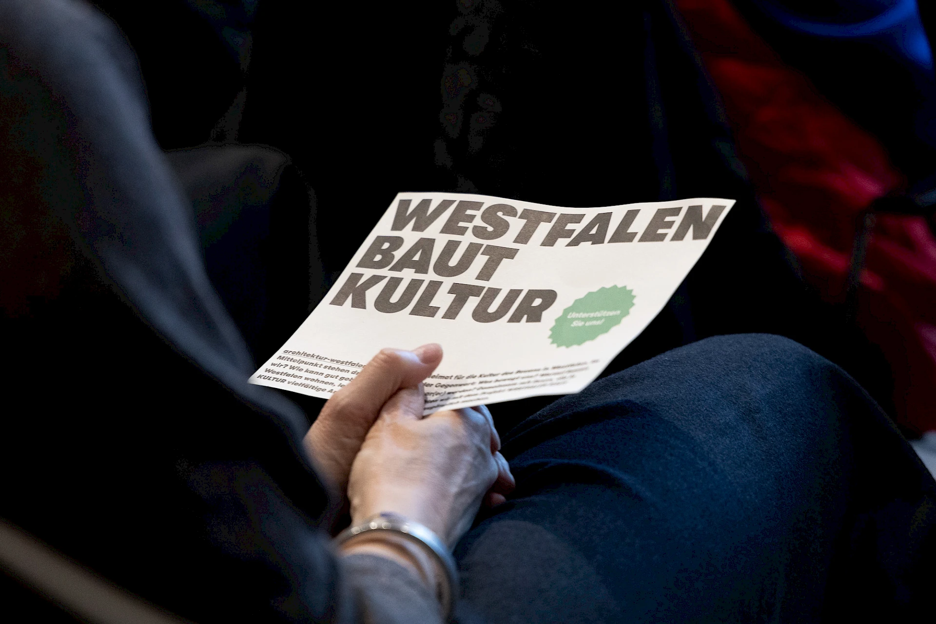Architektur prägt unser Leben – Tag für Tag, ganz selbstverständlich. Sie schafft Räume zum Wohnen, Arbeiten, Begegnen. Doch wie oft schauen wir wirklich genau hin? Wie oft stellen wir die Frage, was gute Gestaltung ausmacht – und was sie für unsere Region leisten kann? Diesen Fragen stellt sich das Projekt WESTFALEN BAUEN KULTUR und versucht mit möglichst vielen Menschen in Westfalen Antworten zu finden.  © BDA/Markus Bomholt