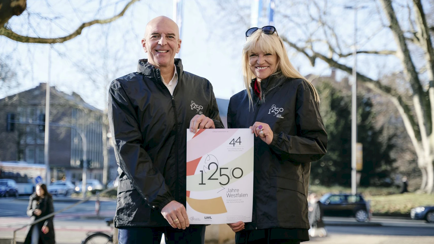 Dr. Georg Lunemann, der Direktor des Landschaftsverbandes Westfalen-Lippe und die LWL-Kulturdezernentin, Dr. Barbara Rüschoff-Parzinger, stellen das Kulturprogramm zum Jubiläumsjahr »1250 Jahre Westfalen« vor. ©LWL / Nikolaus Urban